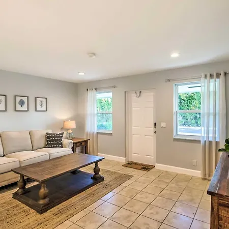Coastal Townhome With Patio About 2 Mi To Beach!